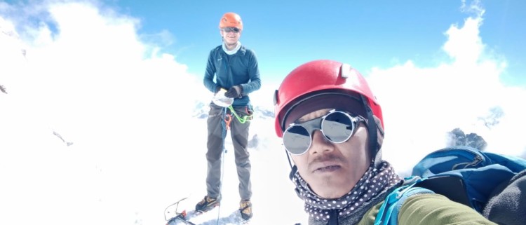 Lobuche Peak Climbing Via Everest Base Camp 20 Days